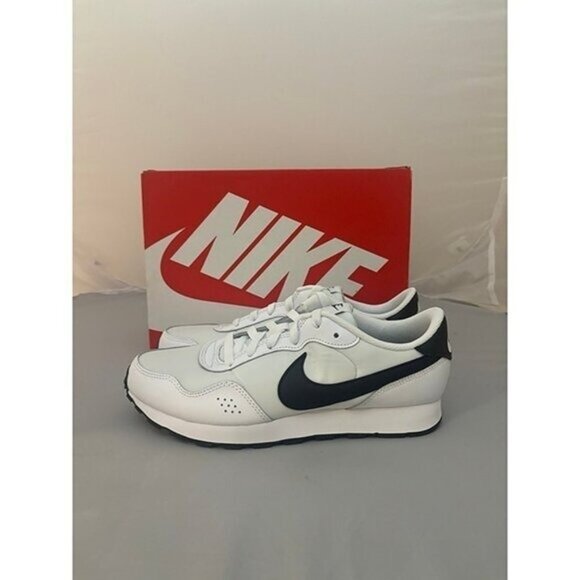 Nike MD valiant white black running shoes mens shoes size 7 CN8558 100 - Picture 1 of 5
